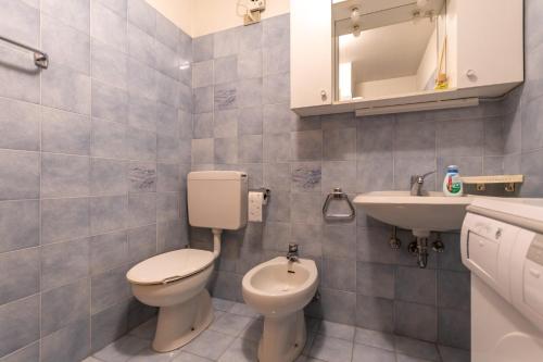 索拉加Residence Sas de le Undesc的一间带卫生间和水槽的浴室