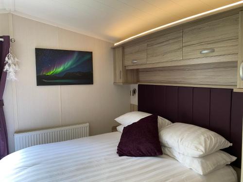 Auroras Dream Lodge - Hoburne Cotswolds Holiday Park客房内的一张或多张床位