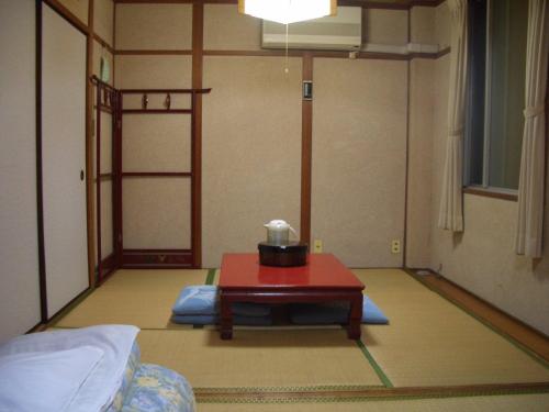 广岛春日旅馆的一间房间中间设有一张桌子
