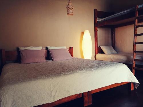 马赫Casa Angel的一间卧室配有一张床和两张双层床。