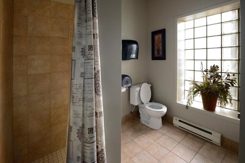 魁北克市812乡间度假别墅的一间带卫生间和窗户的浴室