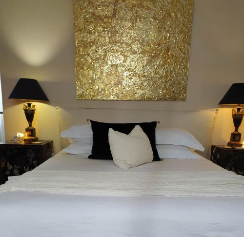 贝格莱昂伊肖普套房旅馆的卧室配有带两盏灯的白色床