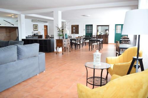 马尔旺Quinta da Nave do Lobo的客厅配有沙发和桌椅