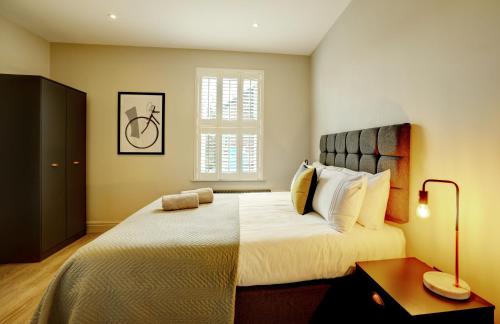 艾纯查姆60 Manchester Road的一间卧室设有一张大床和一个窗户。