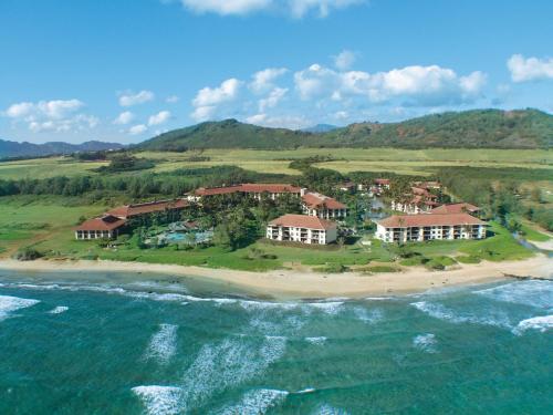 利胡埃Kauai Beach Villas的海滩上的度假村的空中景观