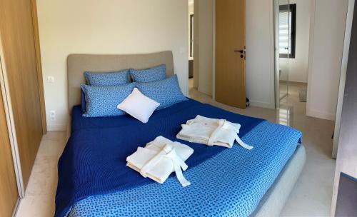 邦多勒Villa Chaptalia的蓝色的床,上面有毛巾
