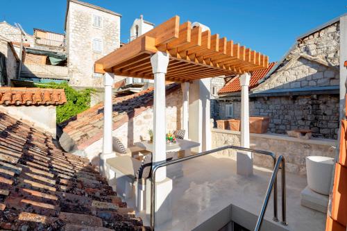 赫瓦尔Villa Varda - Villa Latica的一个带屋顶木凉棚的庭院