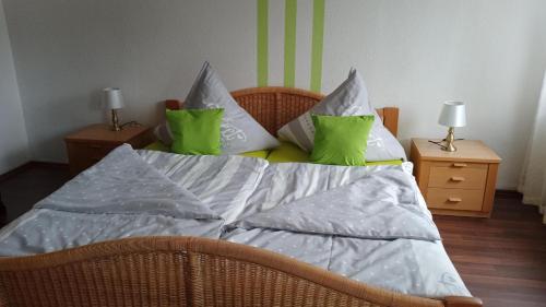 巴特欧波Landgasthof Zum Heidekrug的一张带绿色和白色枕头的床