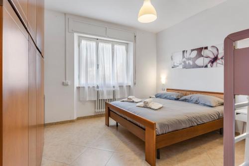 圣温琴佐Casa Fiora, a 50 m dal mare的一间卧室设有一张床和一个窗口