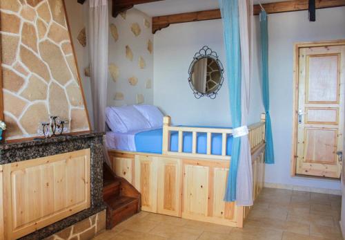阿彻奇洛斯Villa Limnioni的一间小卧室,配有一张床和一扇门