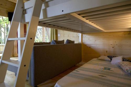 甘迪亚Les Moreres的客房设有双层床和沙发。