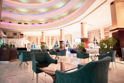 阿菲永阿菲永奥鲁卡格鲁温泉度假酒店的大堂设有桌椅和圆形天花板。