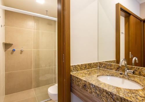 塞古罗港Ondas Praia Resort All Inclusive的一间带水槽、淋浴和卫生间的浴室