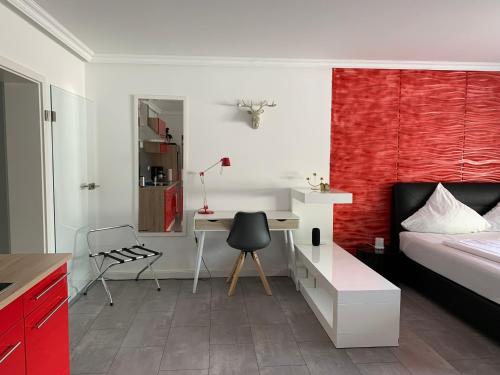 汉诺威Apartment Martinstraße 7b的一间卧室配有书桌、一张床、一张桌子和椅子