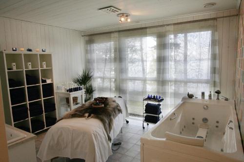 Vallsta欧巴登Spa及度假村的一间带一张床和浴缸的浴室