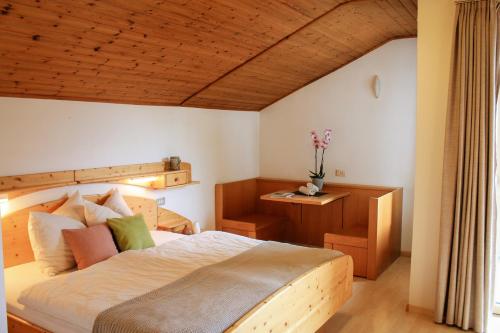 帕尔奇内斯byRosi Apartments的一间卧室设有一张大床和木制天花板