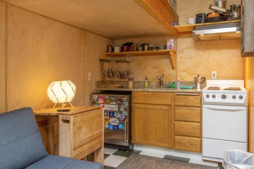 哥德伍德Alyeska North #400的小厨房配有炉灶和冰箱