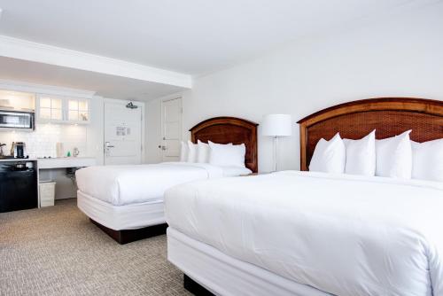 阿瓦隆ICONA Avalon的酒店客房带两张床和厨房