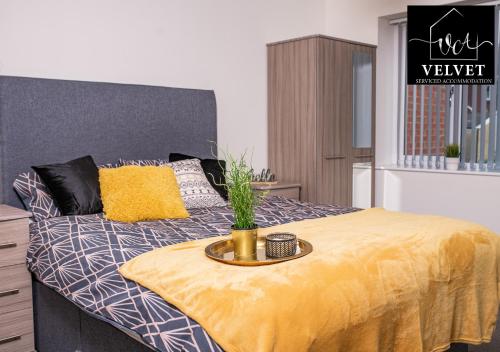 斯旺西1 Bed House , Free WiFi,Free Parking,Leasure,Business的一张黄色毯子的床和上面的植物