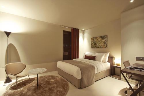 华城市JS经典酒店的配有一张床和一张书桌的酒店客房