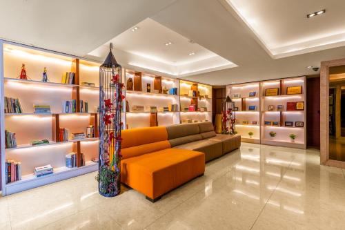 佛山铂顿国际公寓佛山祖庙店的客厅配有沙发和书架
