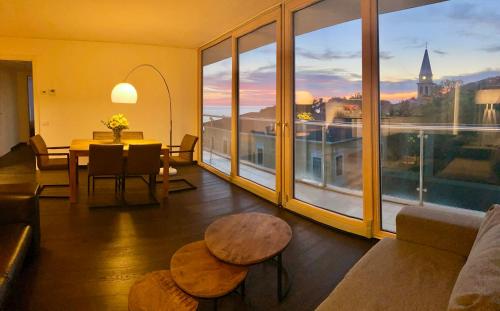 的里雅斯特Panorama Apartment的客厅设有桌子和大窗户