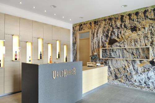 SvečinaVino Valdhuber Apartments的一间商店的大堂,有石墙