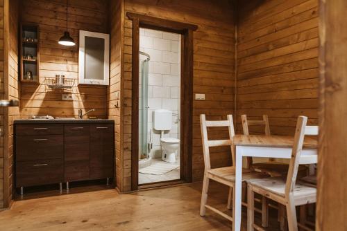 拜赖克菲尔德MINARDI vendégházak的一间带桌子、水槽和卫生间的浴室