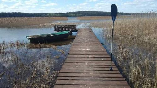 KrasnopolRosochate Wzgórze的湖上木船坞