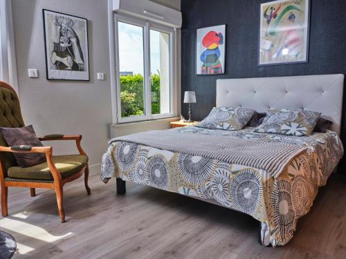 桑泰克Les Roses的卧室配有床、椅子和窗户。