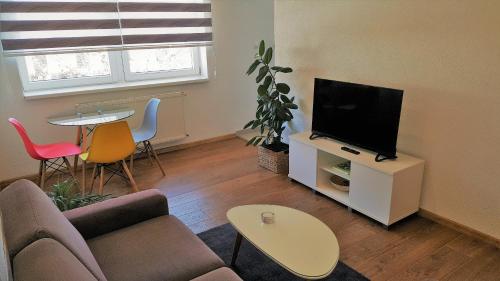 特拉夫尼克Kod Lipe - Travnik的带沙发、电视和桌子的客厅