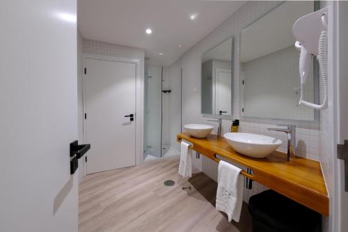 圣克鲁斯达格拉西奥萨Boa Nova Hostel的浴室设有木台上的两个盥洗盆