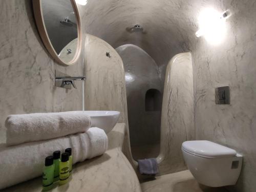 安坡里奥圣托里尼Dreamer's secret villa的一间带水槽、卫生间和镜子的浴室