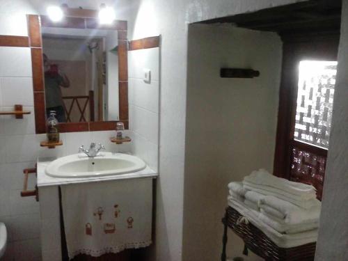 克鲁兹·德·特赫达Casa Rural Las Cáscaras Tejeda Gran Canaria的浴室配有盥洗盆、镜子和毛巾