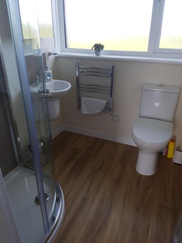 NavershawLindisfarne Self Catering的一间带卫生间和水槽的浴室
