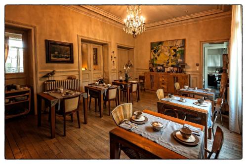 埃佩尔奈克罗莱米酒店的一间带桌椅和吊灯的用餐室