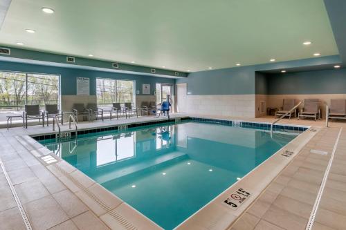 Mount JoyHoliday Inn Express & Suites - Lancaster - Mount Joy, an IHG Hotel的大楼内的大型游泳池