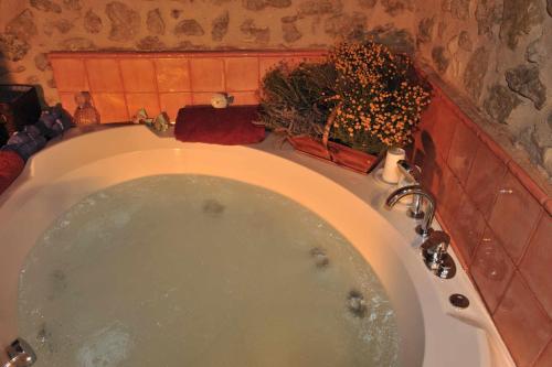 米兰韦尔莫拉达寺乡村民宿的带浴缸的浴室