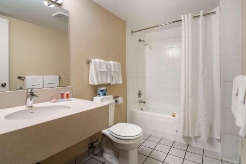 基洛纳Econo Lodge Inn & Suites的浴室配有卫生间、盥洗盆和淋浴。