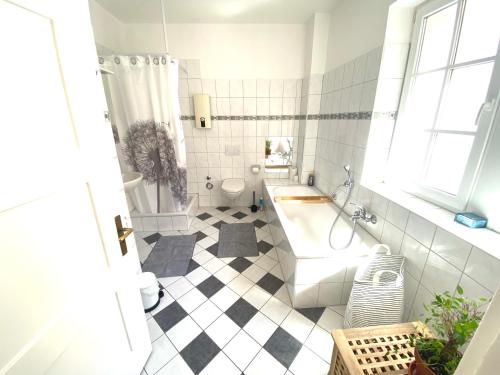 普福尔茨海姆Ferienwohnung Brötzingen - EG的白色的浴室设有浴缸和卫生间。