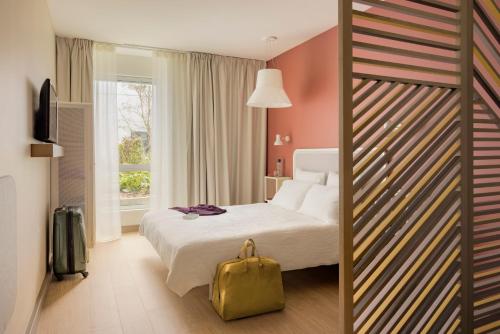 OKKO Hotels Lille Centre客房内的一张或多张床位