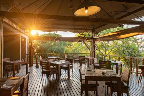 Ndhula Luxury Tented Lodge餐厅或其他用餐的地方