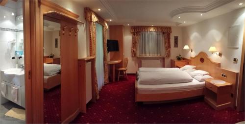 塞尔瓦迪加尔代纳山谷Garni Rubens B&B的酒店客房带两张床和一间浴室