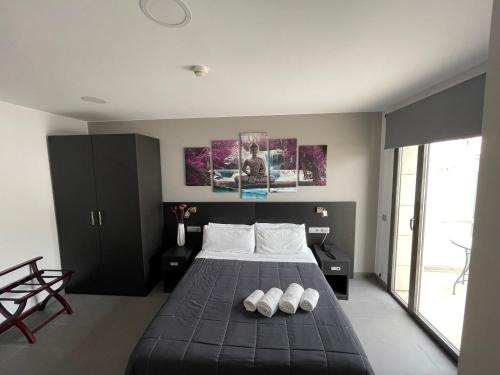 卡斯特尔德费尔斯6 Bis HOTEL的一间卧室配有一张带两个白色枕头的黑色床。