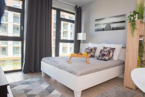 卢布林Easy Rent Apartments - BUSINESS CENTER 126的一间卧室配有一张桌子和一张床铺