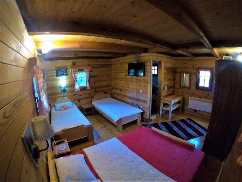 KosjerićEtno village Gostoljublje的小木屋内一间卧室的顶部景色