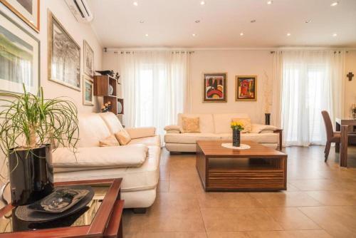 杜布罗夫尼克艾瑞斯公寓的客厅配有沙发和桌子