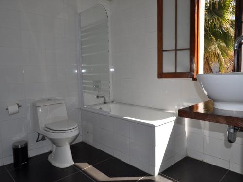 圣地亚哥Hotel CasaDeTodos的白色的浴室设有卫生间和水槽。