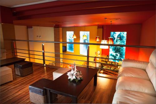 蓬费拉达Hostal RIO SELMO的客厅配有沙发和桌子