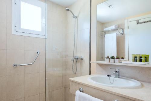 阿尔库迪亚港Olive Beach Apartamentos的一间带水槽和淋浴的浴室